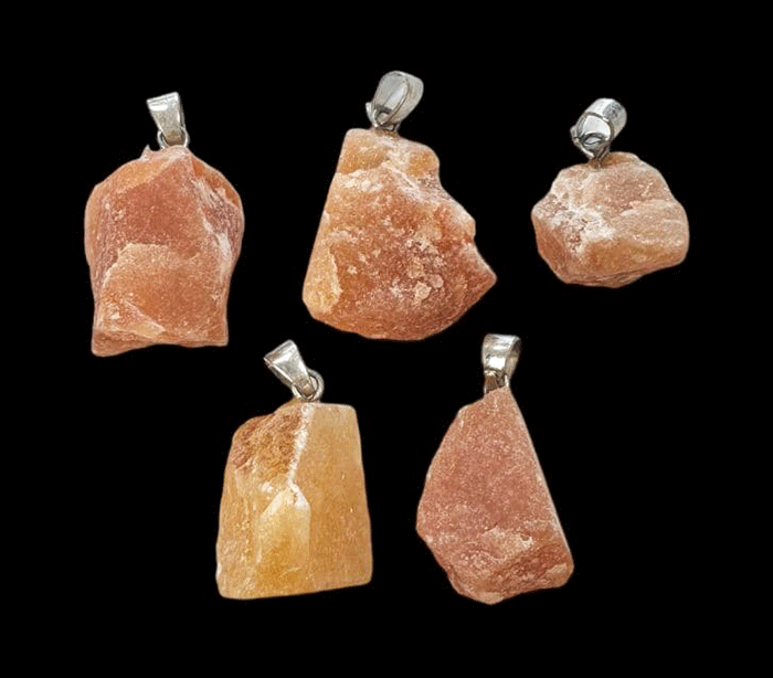 kristali surov obesek iz kristalov obesek podragi kamni obeski iz kristalov poldragi kamni obeski oranžni aventurin talisman iz kristalov talisman poldragi kamni oranžni aventurin