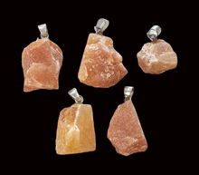 Naložite sliko v pregledovalnik galerije, kristali surov obesek iz kristalov obesek podragi kamni obeski iz kristalov poldragi kamni obeski oranžni aventurin talisman iz kristalov talisman poldragi kamni oranžni aventurin
