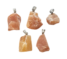 Naložite sliko v pregledovalnik galerije, kristali surov obesek iz kristalov obesek podragi kamni obeski iz kristalov poldragi kamni obeski oranžni aventurin talisman iz kristalov talisman poldragi kamni oranžni aventurin
