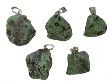 Naložite sliko v pregledovalnik galerije, kristali surov obesek iz kristalov obesek podragi kamni obeski iz kristalov poldragi kamni obeski zoisit rubin talisman iz kristalov talisman poldragi kamni zoisit rubin

