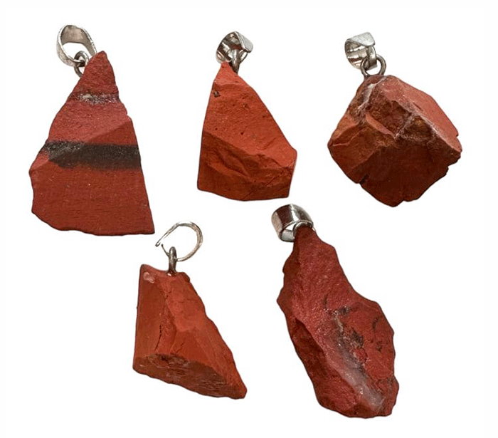kristali surov obesek iz kristalov obesek podragi kamni obeski iz kristalov poldragi kamni obeski rdeči jaspis talisman iz kristalov talisman poldragi kamni rdeči jaspis