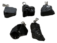 Naložite sliko v pregledovalnik galerije, kristali surov obesek iz kristalov obesek podragi kamni obeski iz kristalov poldragi kamni obeski crni obsidian talisman iz kristalov črni obsidian talisman poldragi kamni obsidian
