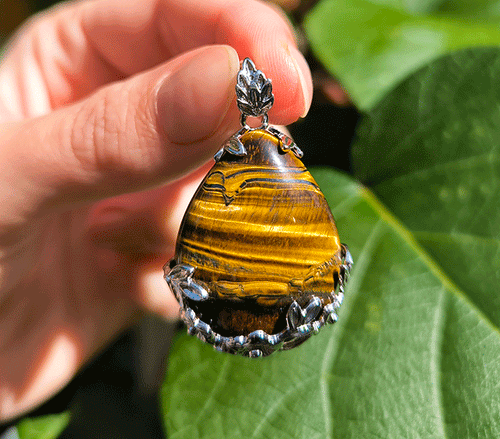 tigrovo oko obesek nakit kristali poldragi kamni kristal tigrovo oko talisman za zascito kristaloterapija modni nakit damski nakit 