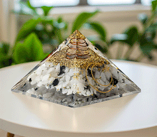 Naložite sliko v pregledovalnik galerije, orgonit piramida mesecev kamen kristali zaščita zascita elektromagnetno sevanje orgonit piramida kristali lunin kamen spirala kristali  poldragi kamni piramide piramida moč moc  orgonit  piramida orgonit elektrosmog 
