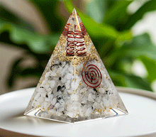 Naložite sliko v pregledovalnik galerije, orgonit piramida mesecev kamen kristali zaščita zascita elektromagnetno sevanje orgonit piramida kristali lunin kamen spirala kristali  poldragi kamni piramide piramida moč moc  orgonit  piramida orgonit elektrosmog 
