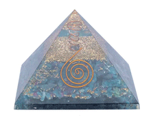 Naložite sliko v pregledovalnik galerije, orgonit piramida rubin kianit kristali zaščita zascita elektromagnetno sevanje orgonit piramida kristali rubin kianit spirala kristali  poldragi kamni piramide piramida moč moc  orgonit  piramida orgonit elektrosmog 
