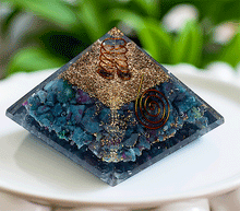 Naložite sliko v pregledovalnik galerije, orgonit piramida rubin kianit kristali zaščita zascita elektromagnetno sevanje orgonit piramida kristali rubin kianit spirala kristali  poldragi kamni piramide piramida moč moc  orgonit  piramida orgonit elektrosmog 
