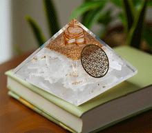 Naložite sliko v pregledovalnik galerije, orgonit piramida selenit kristali zaščita zascita elektromagnetno sevanje orgonit piramida kristali selenit spirala kristali  poldragi kamni piramide piramida moč moc  orgonit  piramida orgonit elektrosmog 
