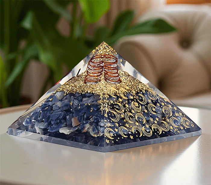 orgonit piramida sodalit kristali zaščita zascita elektromagnetno sevanje orgonit piramida kristali sodalit spirala kristali  poldragi kamni piramide piramida moč moc  orgonit  piramida orgonit elektrosmog 