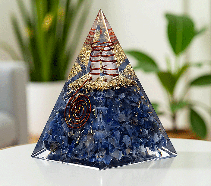orgonit piramida sodalit kristali zaščita zascita elektromagnetno sevanje orgonit piramida kristali sodalit spirala kristali  poldragi kamni piramide piramida moč moc  orgonit  piramida orgonit elektrosmog 