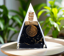 Naložite sliko v pregledovalnik galerije, orgonit piramida crni turmalin kristali zaščita zascita elektromagnetno sevanje orgonit piramida kristali črni turmalin spirala kristali  poldragi kamni piramide piramida moč moc  orgonit  piramida orgonit elektrosmog 
