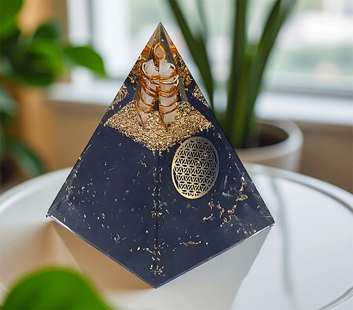 orgonit piramida crni turmalin kristali zaščita zascita elektromagnetno sevanje orgonit piramida kristali črni turmalin spirala kristali  poldragi kamni piramide piramida moč moc  orgonit  piramida orgonit elektrosmog 