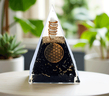 Naložite sliko v pregledovalnik galerije, orgonit piramida crni turmalin kristali zaščita zascita elektromagnetno sevanje orgonit piramida kristali črni turmalin spirala kristali  poldragi kamni piramide piramida moč moc  orgonit  piramida orgonit elektrosmog 
