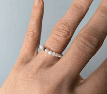 Naložite sliko v pregledovalnik galerije, prstan mesečev kamen kristali prstan iz kristalov kristalni prstan nakit kristali  elastični prstan   elastičen prstan mesečev kristal energetski nakit  lunin kamen 
