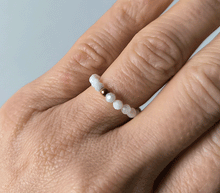 Naložite sliko v pregledovalnik galerije, prstan mesečev kamen kristali prstan iz kristalov kristalni prstan nakit kristali  elastični prstan   elastičen prstan mesečev kristal energetski nakit  lunin kamen 
