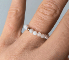 Naložite sliko v pregledovalnik galerije, prstan mesečev kamen kristali prstan iz kristalov kristalni prstan nakit kristali  elastični prstan   elastičen prstan mesečev kristal energetski nakit  lunin kamen 
