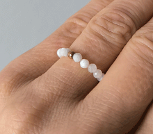 Naložite sliko v pregledovalnik galerije, prstan mesečev kamen kristali prstan iz kristalov kristalni prstan nakit kristali  elastični prstan   elastičen prstan mesečev kristal energetski nakit  lunin kamen 
