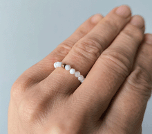 Naložite sliko v pregledovalnik galerije, prstan mesečev kamen kristali prstan iz kristalov kristalni prstan nakit kristali  elastični prstan   elastičen prstan mesečev kristal energetski nakit  lunin kamen 
