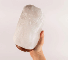 Naložite sliko v pregledovalnik galerije, Himalajska solna lucka naravna oblika astma svetilka elektrosmog solna luc madalbal solna svetilka himalajska solna lučka solna luč bela solna svetilka bela
