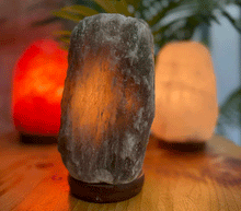 Naložite sliko v pregledovalnik galerije, Himalajska solna lucka siva naravna oblika astma svetilka elektrosmog solna luc madalbal solna svetilka himalajska solna lučka solna luč  solna svetilka siva
