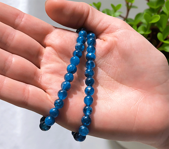 ženska kristalna zapestnica disten kianit iz kristalov 6 mm ženska zapestnica iz kristalov talisman iz poldragih kamnov nakit kianit disten moda nakit iz kristalov kristali zapestnice  ženske  kristalne zapestnice talisman kianit 