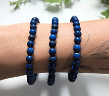 Naložite sliko v pregledovalnik galerije, zapestnica lapis lazuli iz kristalov 6mm ženska zapestnica iz poldragih kamnov nakit lapis lazuli moda nakit iz kristalov kristali zapestnice lapis lazuli ženske zapestnice talisman
