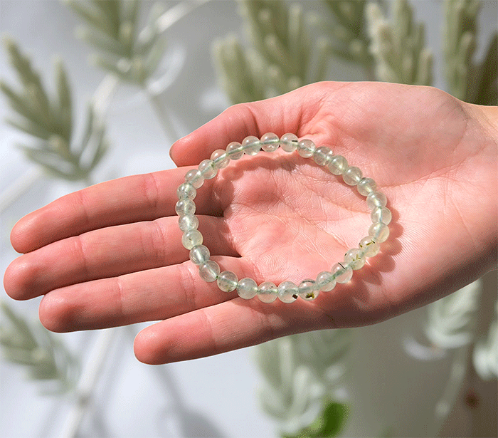 ženska kristalna zapestnica prehnit iz kristalov 6 mm ženska zapestnica iz kristalov talisman iz poldragih kamnov nakit prehnit moda nakit iz kristalov kristali zapestnice  ženske  kristalne zapestnice talisman prehnit
